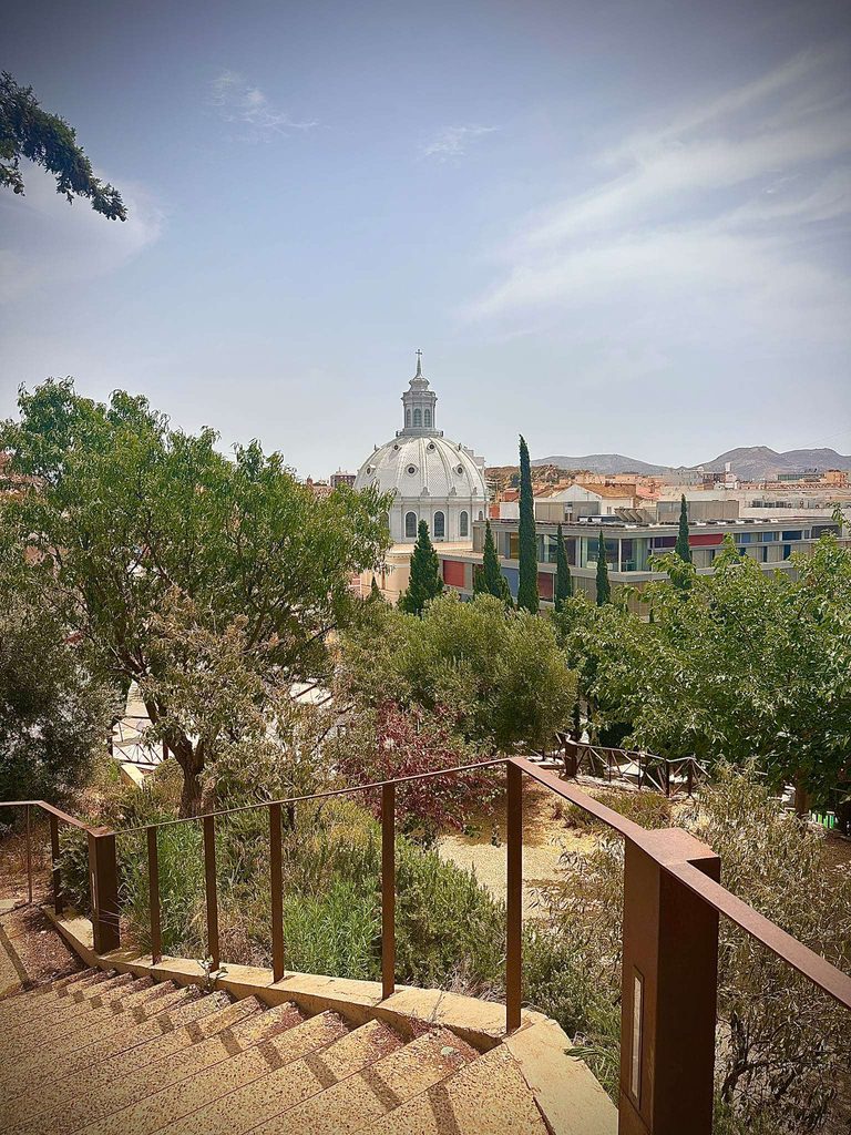 Las vistas y la vegetación en mitad del sendero